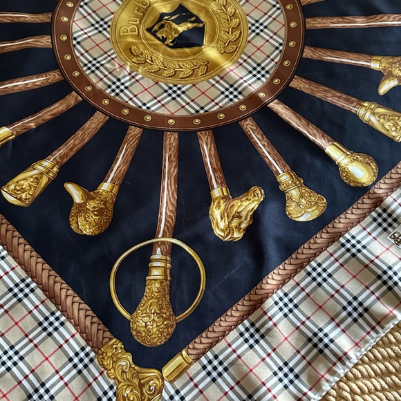 Authentic Burberry scar - Picture 3 of 9